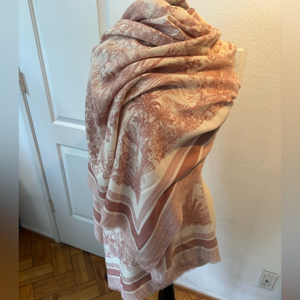 Gorgeous oversized wool bland scarf